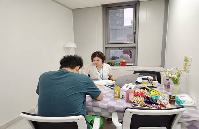 지난달 17일 충청북도 청주시 소재의 충북청년미래센터에서 한국고용정보원 상담사가 고립·은둔 청년을 대상으로 찾아가는 상담 서비스를 제공하고 있다./고용정보원