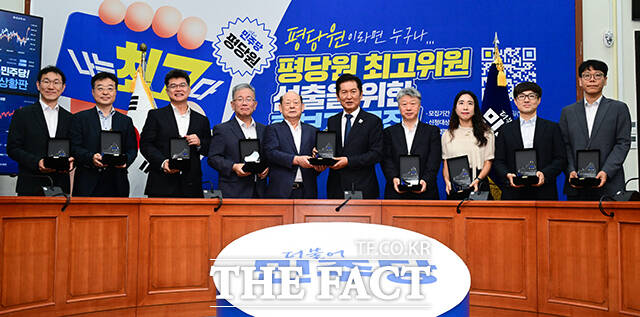 국회 탄핵소추단 법률대리인단이 기념패를 받고 기념촬영을 하고 있다.