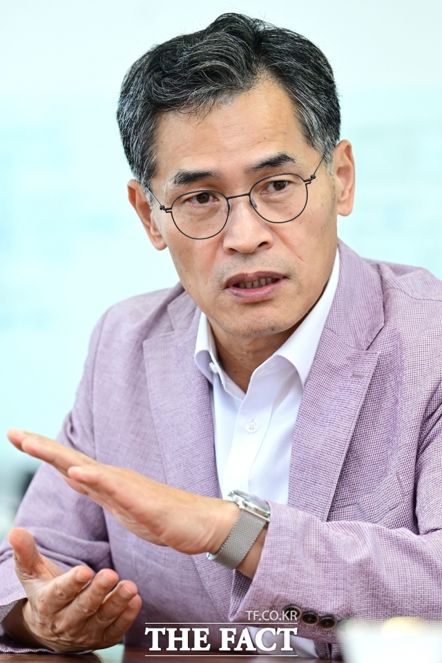 이기재 양천구청장이 21일 오후 서울 양천구 양천구청에서 <더팩트>와 인터뷰를 하고 있다. /남윤호 기자