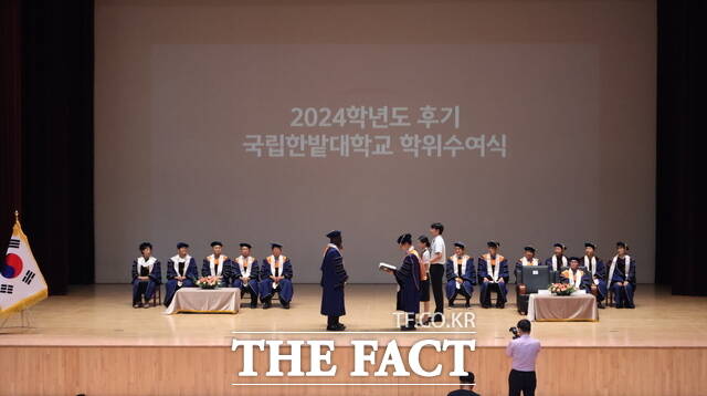 22일 열린 국립한밭대의 2024학년도 후기 학위수여식에서 오용준 총장이 대학원 최우수논문상 수상자에게 상장을 수여하고 있다. /한밭대