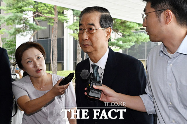 [더팩트ㅣ남용희 기자] 한덕수 전 국무총리가 22일 오전 서울 서초구 서울고등검찰청 청사에 마련된 내란 특검 사무실에 피의자 신분으로 출석하고 있다.