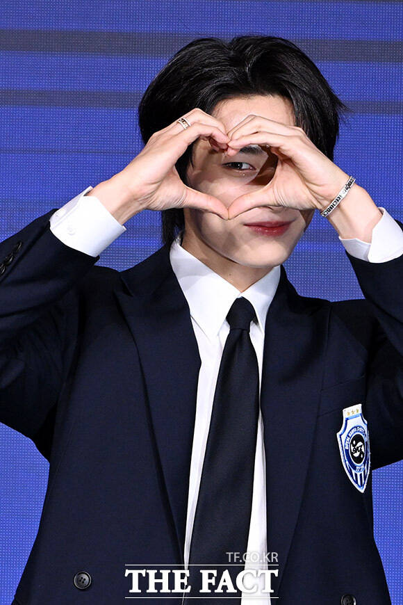 손하트 사이로 보이는 눈빛.