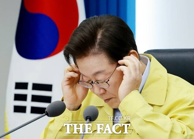 이재명 대통령은 21일 은행권 불법 추심으로 빚이 대물림돼 삶의 의지가 꺾이면 안된다며 관련법 검토를 지시했다. 이 대통령이 21일 용산 대통령실에서 주재한 제8차 수석보좌관 회의에서 안경을 바꿔쓰고 있다. /뉴시스