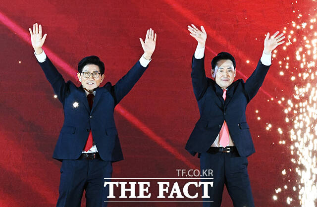 김문수(왼쪽)·장동혁 국민의힘 당 대표 후보가 22일 오후 충북 청주시 오스코에서 열린 국민의힘 제6차 전당대회에 참석해 결선 진출을 확정 지은 뒤 당원들에게 인사를 하고 있다. /청주=배정한 기자