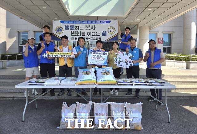 광양백운라이온스클럽 전강용 회장과 회원들이 축하 화환 대신 받은 백미 160kg을 기탁하고 허형채 광양읍 지역사회보장협의체 민간위원장과 김미란 광양읍장이 함께 기념촬영을 하고 있다. /김은광 기자
