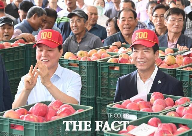 박완수(왼쪽) 경남도지사와 구인모 거창군수가 거창사과 초매식 후 경매에 참여 하고 있다./거창군