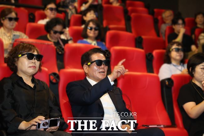 최대호 안양시장이 청각장애인에게 자막이 제공되는 스마트글라스를 쓰고 영화를 관람했다. /안양시