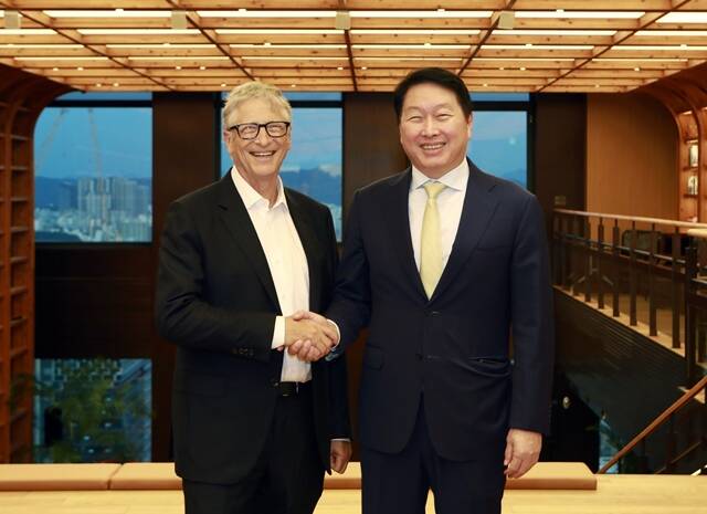 최태원 SK그룹 회장이 지난 21일 서울 종로구 SK서린빌딩에서 빌 게이츠 게이츠재단 이사장과 만나 기념 촬영을 하고 있다. /SK그룹