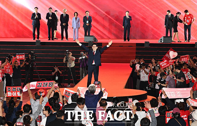 당원들에게 인사하는 김문수 국민의힘 당대표 후보자.