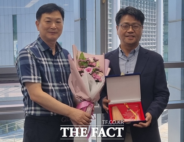 신동헌 충남도 자치안전실장(오른쪽)이 기상과학관 건립과 운영 기반을 다지는 데 기여한 공로로 기상청으로부터 감사패를 받고 있다. /충남도