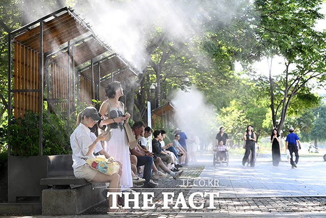 더위가 가신다는 절기 처서를 하루 앞둔 22일 오후 서울 성동구 서울숲을 찾은 시민들이 쿨링포그 아래에서 휴식을 취하고 있다. /서예원 기자