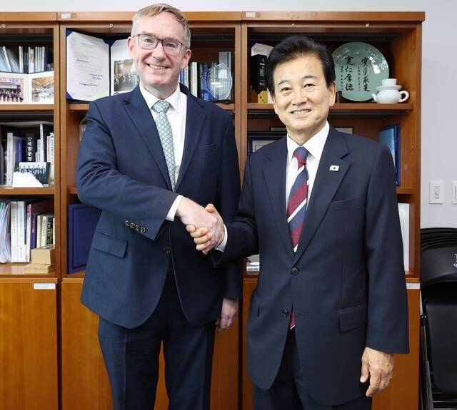 정동영 통일부 장관은 22일 서울 여의도 국회 의원회관 사무실에서 콜린 크룩스 주한 영국대사를 접견하고 빠른 시일 내에 북미 대화가 재개되길 희망한다고 밝혔다. /통일부