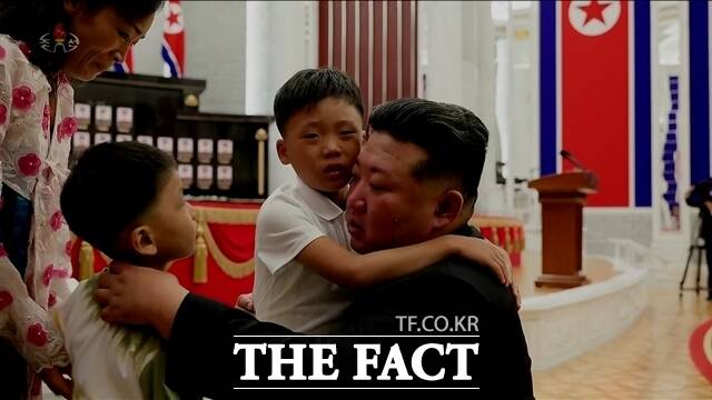 김정은 북한 국무위원장이 우크라이나를 침공한 러시아를 지원하기 위해 파병한 군인들에게 국가표창을 수여하고, 유가족들에겐 무릎을 꿇고 위로했다. 파병의 정당성과 내부 결속을 다지려는 의도로 풀이된다. /뉴시스.조선중앙TV 갈무리