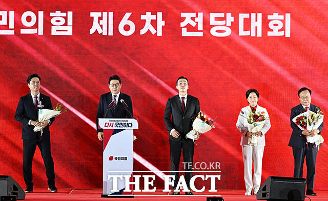 당원들에게 인사하는 우재준 국민의힘 청년최고위원과 신동욱·김민수·양향자·김재원 최고위원(왼쪽부터).