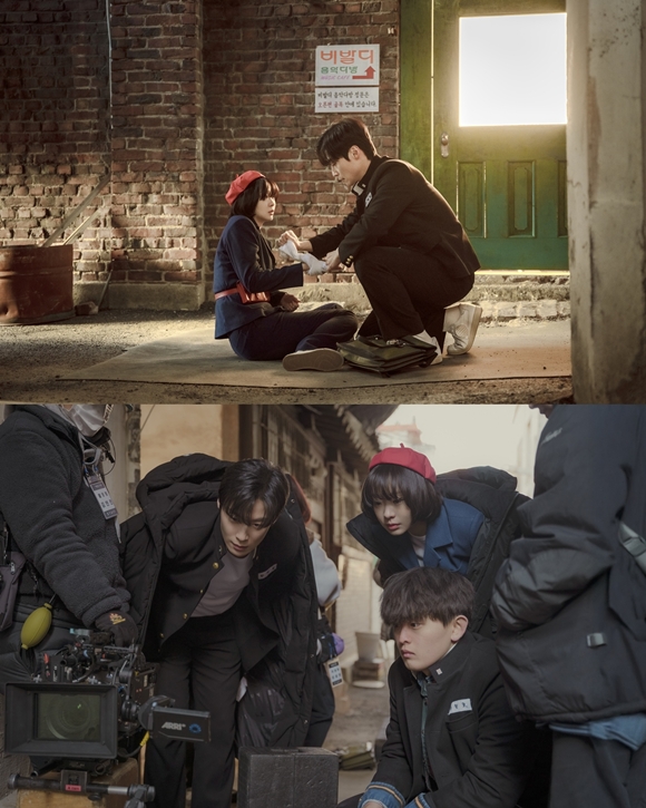 JTBC 새 토일드라마 백번의 추억에 출연하는 배우 김다미(위 왼쪽)와 허남준의 스틸이 공개됐다. /SLL