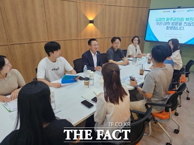 지난 21일 완주군의회 김재천 부의장과 고용노동부, 우석대학교 관계자들이 머리를 맞대고 지역 산업 수요와 청년 일자리 정책을 연계하는 협력 방안을 모색했다. /완주군의회
