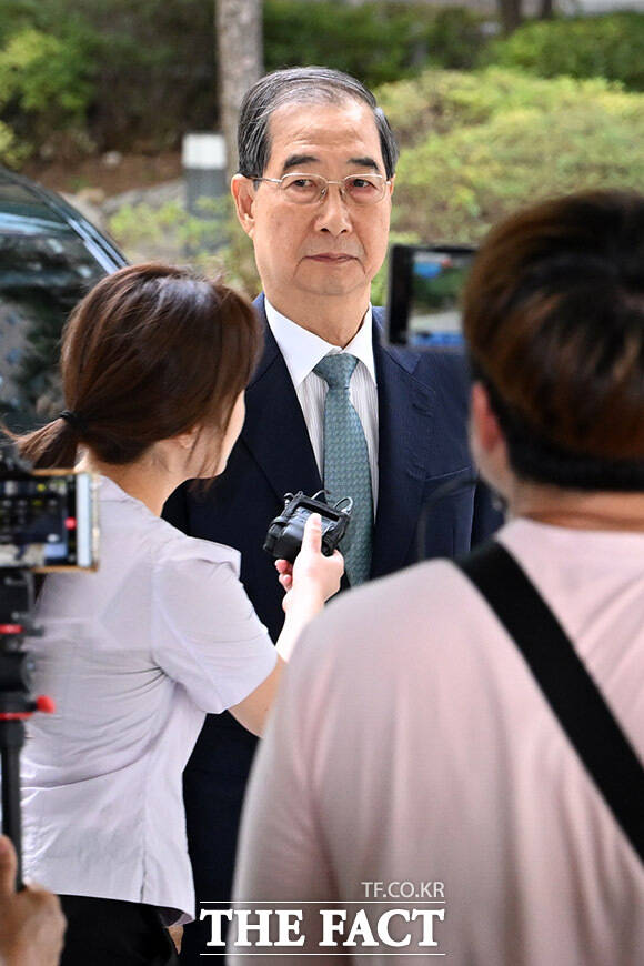 한덕수 전 국무총리가 22일 오전 서울 서초구 서울고등검찰청 청사에 마련된 내란 특검 사무실에 피의자 신분으로 출석하고 있다. /서울고검=남용희 기자