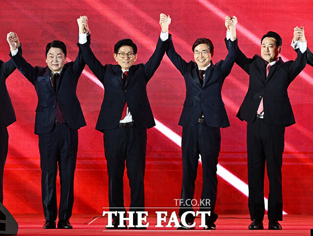 안철수·김문수·조경태·장동혁 국민의힘 당 대표 후보(왼쪽부터)가 22일 오후 충북 청주시 오스코에서 열린 국민의힘 제6차 전당대회에 참석해 기념사진 촬영을 하고 있다. /청주=배정한 기자