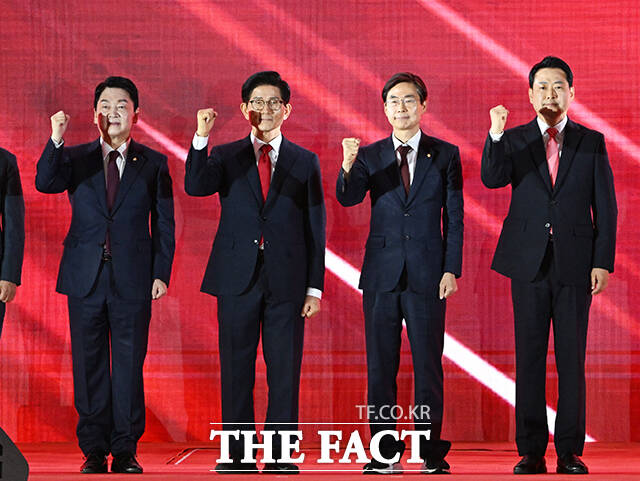 안철수·김문수·조경태·장동혁 국민의힘 당 대표 후보(왼쪽부터)가 22일 오후 충북 청주시 오스코에서 열린 국민의힘 제6차 전당대회에 참석해 기념사진 촬영을 하고 있다. /청주=배정한 기자