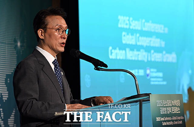 김민석 국무총리가 22일 오전 서울 포시즌스 호텔에서 열린 2025 탄소중립 녹색성장 글로벌 협력 콘퍼런스 개회식에 참석해 개회사를 하고 있다. /임영무 기자