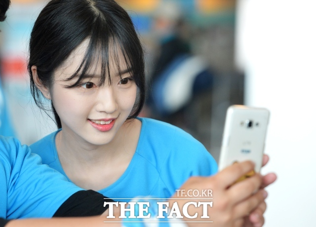 유승민 전 의원의 딸 유담 씨가 31세의 나이로 다음 달 1일 교수에 임용된다. 사진은 유 씨가 유 전 의원의 20대 대 대선 출마 당시 사전투표 독려 피케팅 행사에 참석하는 모습. /더팩트DB