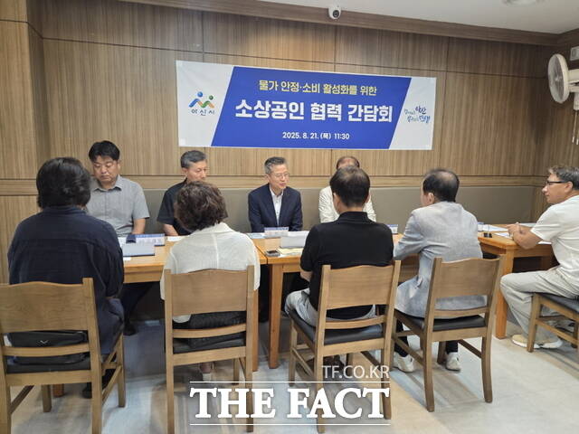 김범수 아산시 부시장 주재로 열린 간담회에서 참석자들이 지역경제 활성화 방안을 놓고 의견을 나누고 있다./아산시