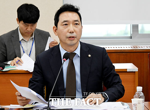 서울동부지법 형사합의11부(강민호 부장판사)는 22일 공직선거법 위반 혐의로 기소된 선거사무장 A 씨에게 벌금 200만원을 선고했다. A 씨의 형이 이대로 확정되면 이정헌 더불어민주당 의원은 의원직을 유지하게 된다. /국회=배정한 기자