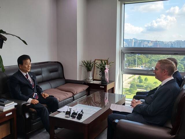 정 장관은 트럼프 대통령이 우크라이나 전쟁을 종전시키기 위해서 하는 노력을 적극 지지한다며 또 한반도 비핵화 문제와 관련해 김 위원장과 만나서 대화하는 것을 적극 지지한다고 말했다. /통일부