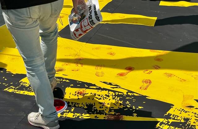 노조 조합원들이 카카오의 대표적 조직 문화로 꼽히던 신뢰·충돌·헌신이 적힌 현수막을 바닥에 깔고 발로 밟는 퍼포먼스를 진행하고 있다. /조소현 기자