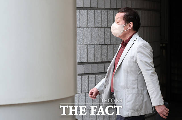 세무조사를 무마해 주는 대가로 금품을 수수한 혐의로 1심에서 실형을 선고받은 윤우진 전 서울 용산세무서장이 항소심에서도 실형을 선고받았다. 세무조사 무마 대가로 뒷돈을 챙긴 혐의 등으로 재판에 넘겨진 윤우진 전 용산세무서장이 지난해 5월 서울 서초구 서울중앙지방법원에서 열린 1심 공판에 출석하고 있다. /장윤석 기자