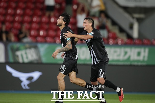 무패행진을 펼치며 플레이오프 진출을 노리는 성남선수들의 골 세리머니./K리그