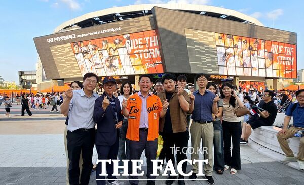 서철모 대전 서구청장과 김원영 서구공무원노동조합 위원장 등 서구 노사 300여 명이 21일 한화이글스 홈경기에서 야구 경기를 관람하며 노사 화합을 추진했다./대전 서구