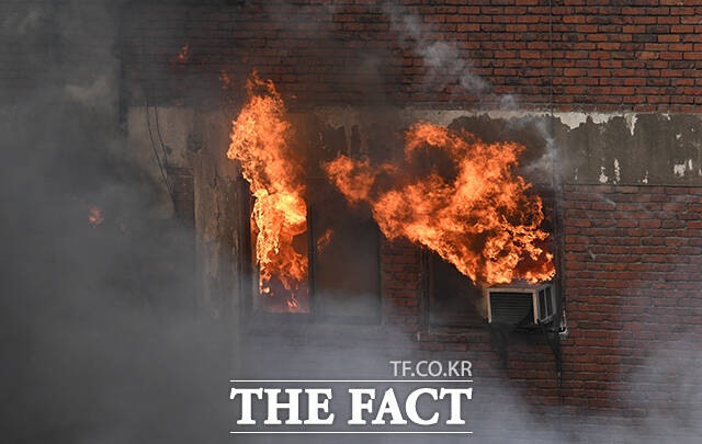 서울동부지법 형사3단독 이호동 판사는 실화와 과실치사 혐의로 기소된 김모 씨에게 금고 1년에 집행유예 2년을 선고했다. 사회봉사 80시간도 명했다. 사진은 기사와 관련 없음. /박헌우 기자