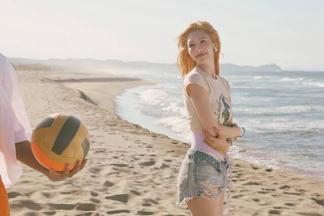 레드벨벳 조이가 18일 첫 솔로 미니 앨범 From JOY, with Love를 발매했다. 그는 청량 상큼한 색깔로 청자들을 설렘 가득한 사랑 동화로 이끌었다. /SM엔터