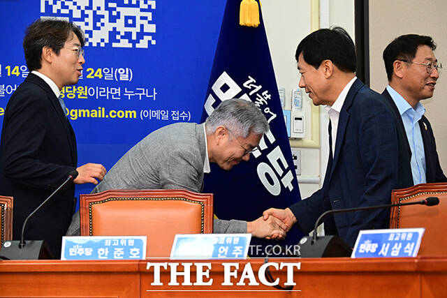 이날 회의가 끝난 후 최강욱 교육연수원장이 이성윤 의원과 악수하고 있다.