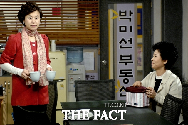 연예계 동료들과 팬들이 박미선의 쾌유를 기원하는 메시지를 보내고 있는 가운데 일부는 박미선의 근황을 언급하면서 눈물까지 보여 건강이상설을 부채질했다. 사진은 방송의 한 장면, 오른쪽은 선우용녀. /MBC