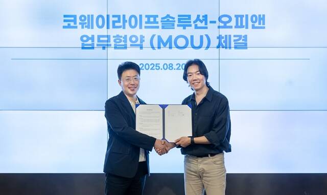 김명곤 코웨이라이프솔루션 대표이사(왼쪽)와 오종관 오픈닥터 대표이사가 지난 20일 서울 구로구 지타워 코웨이라이프솔루션 본사에서 병원 정보 연계 서비스 제공을 위한 업무협약을 체결한 뒤 기념 촬영을 하고 있다. /코웨이라이프솔루션