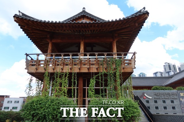 19일 오후 서울 동대문구 서울약령시 내 서울한방진흥센터 건물 모습. 케데헌 HAN의원 외관을 닮았다. /동대문=이상빈 기자