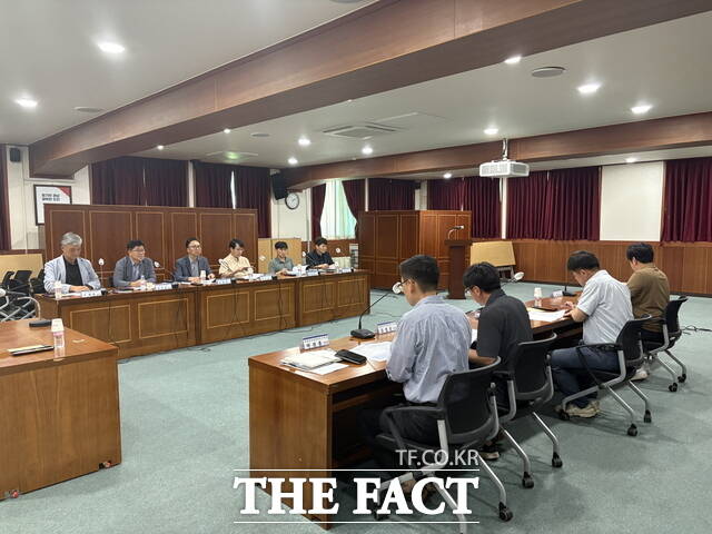 광양경자청이 개발사업 긴급 안전점검 회의를 개최하고 있다./광양경자청