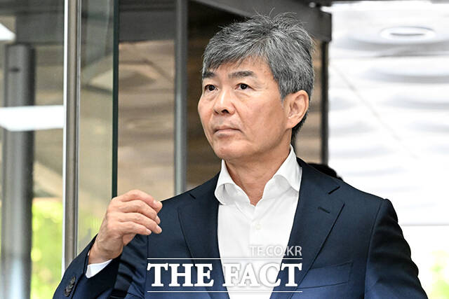 김건희 여사 연루 의혹을 수사하는 민중기 특별검사팀이 이종호 전 블랙펄인베스트 대표를 구속 상태로 재판에 넘겼다. 이종호 전 블랙펄인베스트 대표가 지난 5일 오전 서울 서초구 서울중앙지방법원에서 열린 구속 전 피의자 심문(영장실질심사)에 출석하고 있다. /서예원 기자