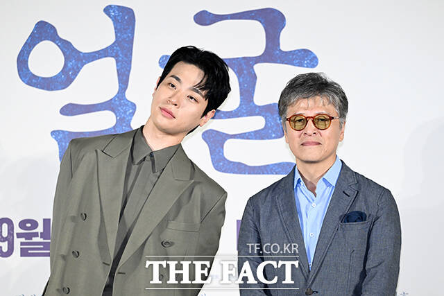 배우 박정민(왼쪽)과 권해효가 22일 오전 서울 광진구 롯데시네마 건대입구점에서 열린 영화 얼굴 제작보고회에 참석해 포즈를 취하고 있다. /서예원 기자