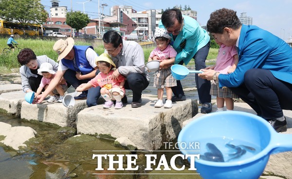 대전 동구가 22일 대전천에서 치어 방류 및 환경캠페인을 전개했다. /대전 동구