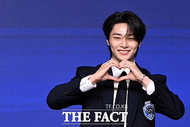 포즈 취하는 아이엔.