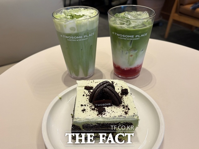 투썸플레이스가 투썸 말차를 론칭하고 음료와 디저트를 선보였다. /문화영 기자
