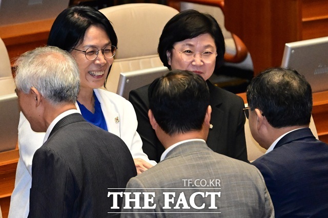[더팩트ㅣ국회=남윤호 기자] 더불어민주당 최민희, 김현 의원이 22일 서울 여의도 국회 본회의장에서 한국교육방송공사법 일부개정법률안 가결 후 동료 의원들과 인사를 나누고 있다.