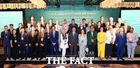  2025 탄소중립 녹색성장 콘퍼런스에서 기념촬영하는 김민석 총리 [포토]