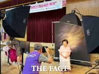  대전 동구행복한어르신복지관, 꽃보다 아름다운 '어르신 미소' 사진 찍기 진행