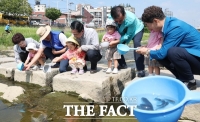  대전 동구, 치어 방류 및 환경캠페인 실시…대전천 생태 회복 나서