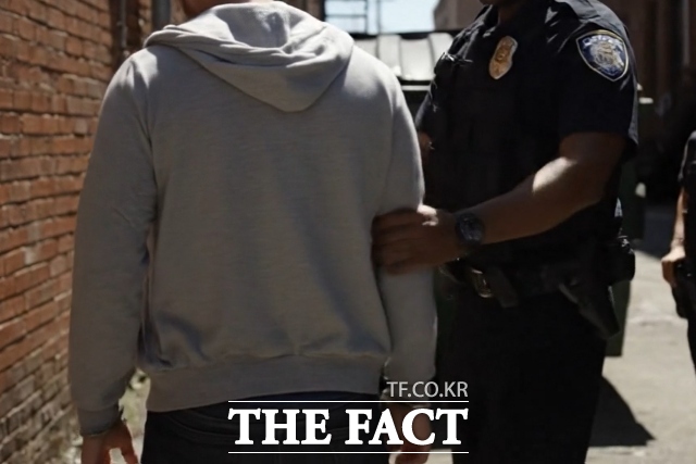 인천에서 발견된 변사자의 금목걸이가 사라져 미궁에 빠졌던 사건이 현장 출동 관계자의 소행으로 밝혀져 충격을 주고 있다. /AI 생성 이미지