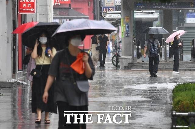 일요일인 24일 찜통더위가 지속되는 가운데 전국 곳곳에 소나기가 내리겠다. /더팩트 DB